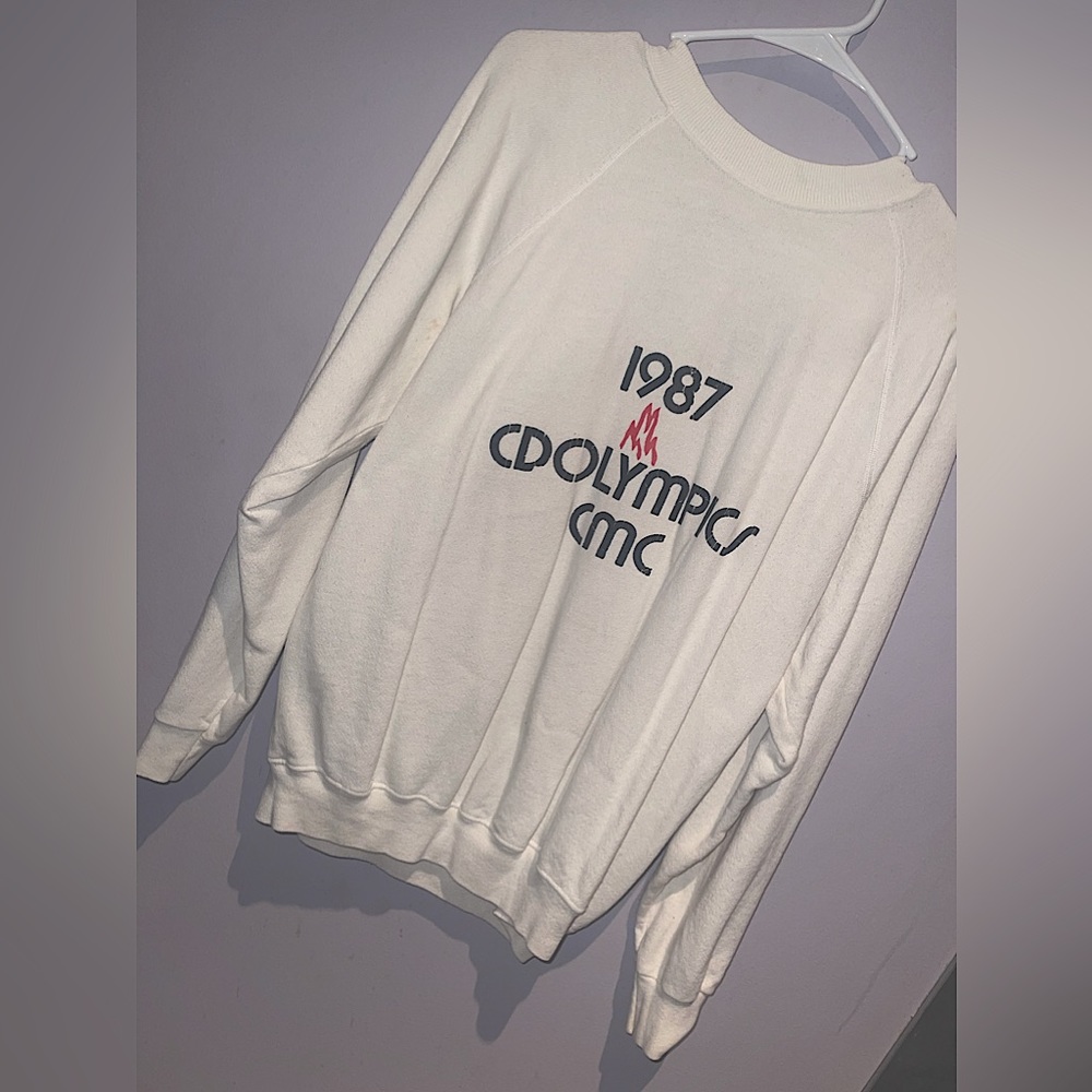 Women’s white vintage 1987 CMC Olympics crewneck, Size L. Nicely oversized 🤍